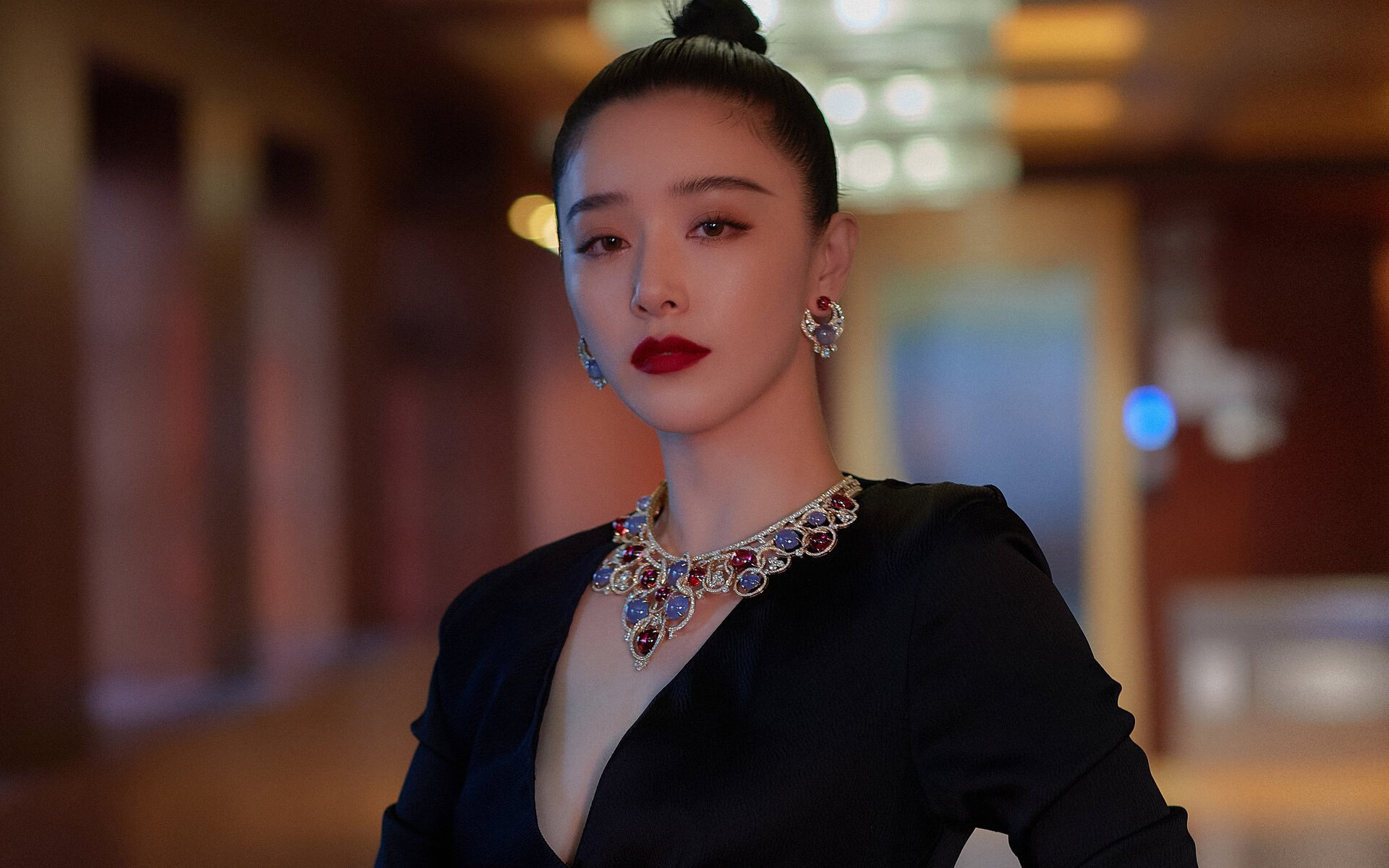 “高新体育中心:篮球赛上演惊险时刻,选手巅峰对抗”